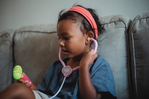 有玩具的快乐的亚裔女孩医生比赛的 · 免费素材图片