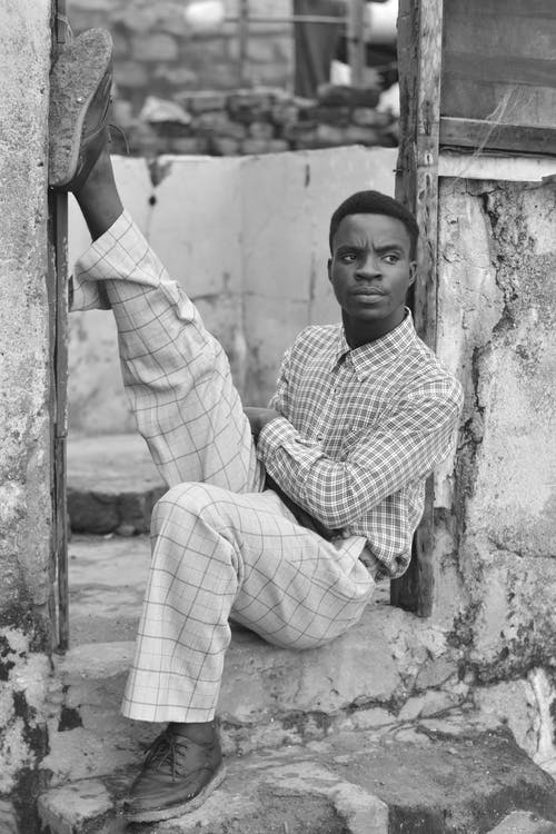 有关单色, 坐, 垂直拍摄的免费素材图片