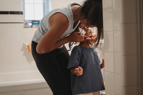 女儿的少妇清洁面孔 · 免费素材图片