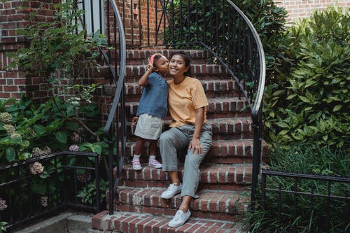 性格开朗的亚洲母亲和女儿在楼梯上 · 免费素材图片