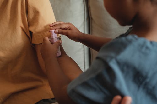 作物族裔母亲和女儿扮演医生 · 免费素材图片