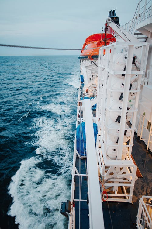白色和蓝色的小船在海上 · 免费素材图片