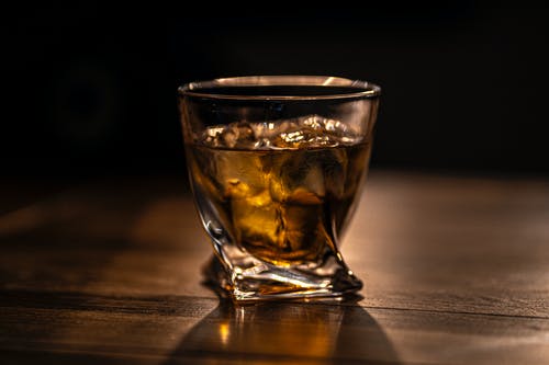有关喝, 威士忌, 小烈酒杯的免费素材图片