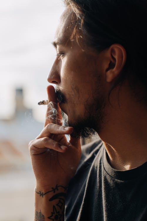 灰色乘员领衬衫抽烟的男人 · 免费素材图片