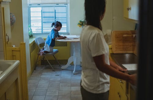 认不出来的族裔母亲带着女儿在厨房 · 免费素材图片