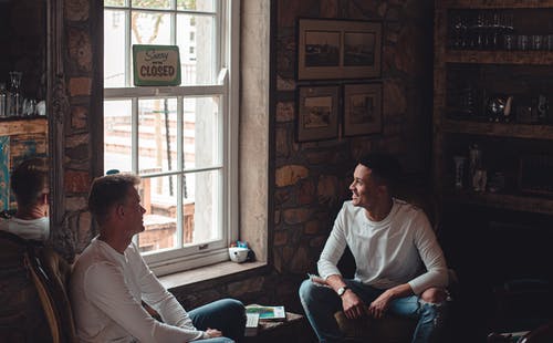 有关友谊, 坐, 室内的免费素材图片