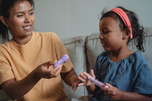 亚洲母亲和女儿玩玩具的医生 · 免费素材图片