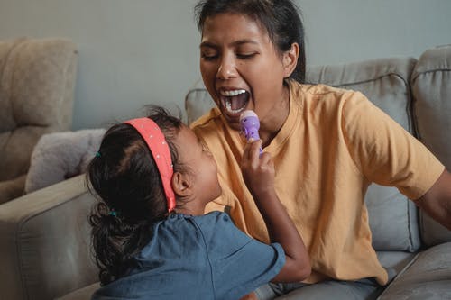 张开嘴玩女儿的医生快乐的族裔母亲 · 免费素材图片