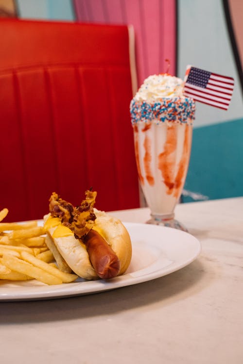 白色陶瓷板上的白色奶油炸薯条 · 免费素材图片