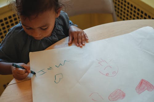小民族女孩在桌上画 · 免费素材图片