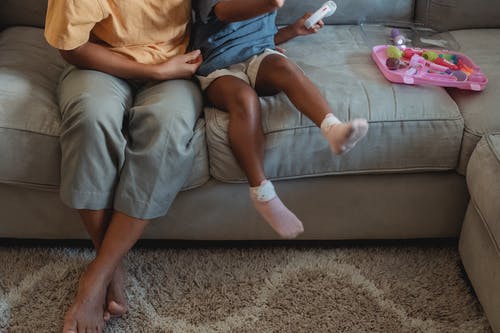 族裔母亲和女儿坐在沙发上 · 免费素材图片