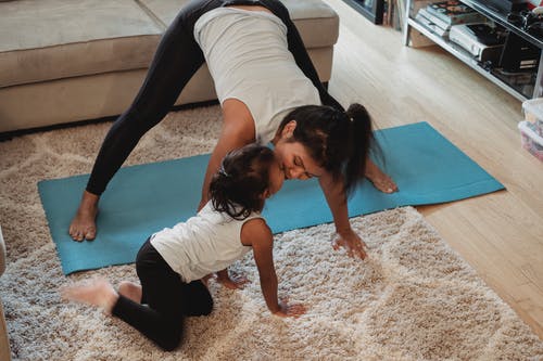 女人在锻炼时亲吻她的女儿 · 免费素材图片