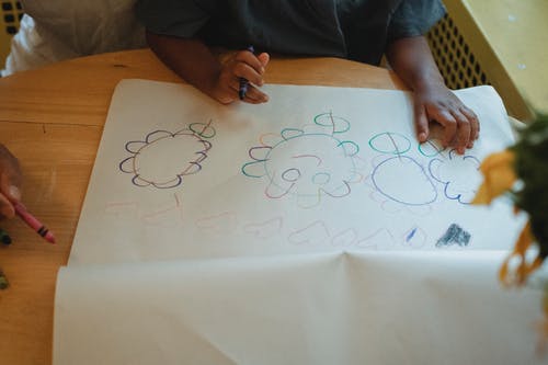 作物在桌上画画的孩子 · 免费素材图片