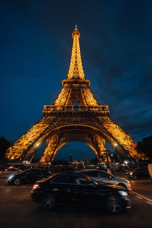 夜间巴黎埃菲尔铁塔 · 免费素材图片