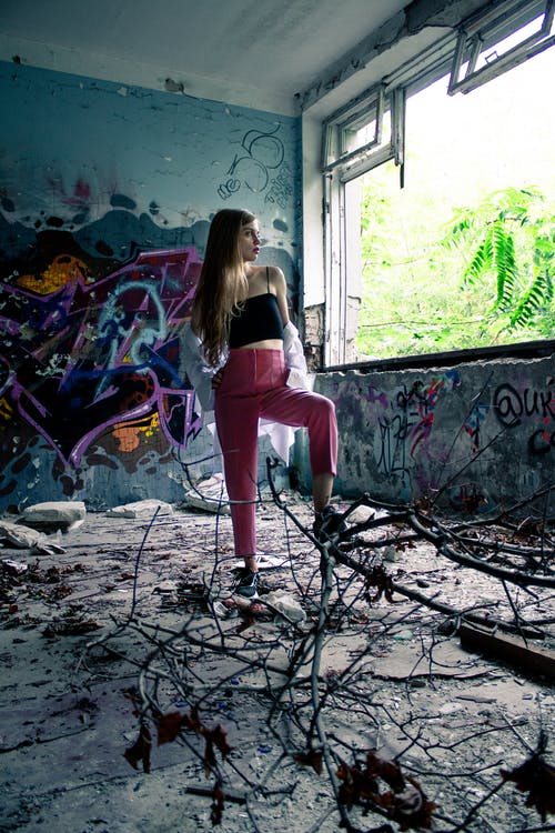 有关中空装, 垂直拍摄, 女人的免费素材图片