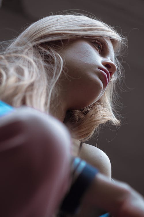 有关低角度拍摄, 垂直拍摄, 女人的免费素材图片