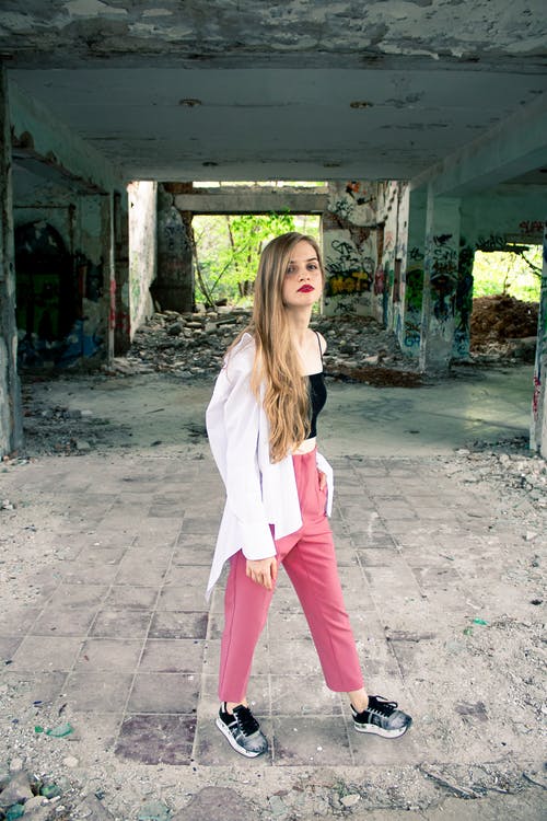 有关中空装, 垂直拍摄, 女人的免费素材图片