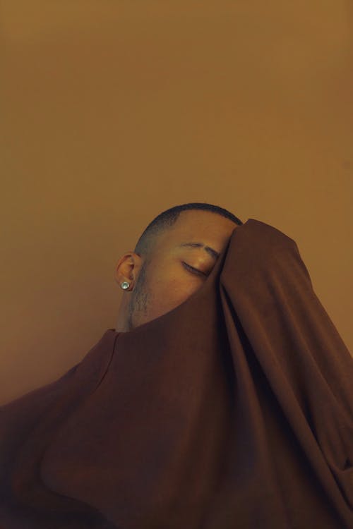 摆在照相机的时髦的种族人 · 免费素材图片