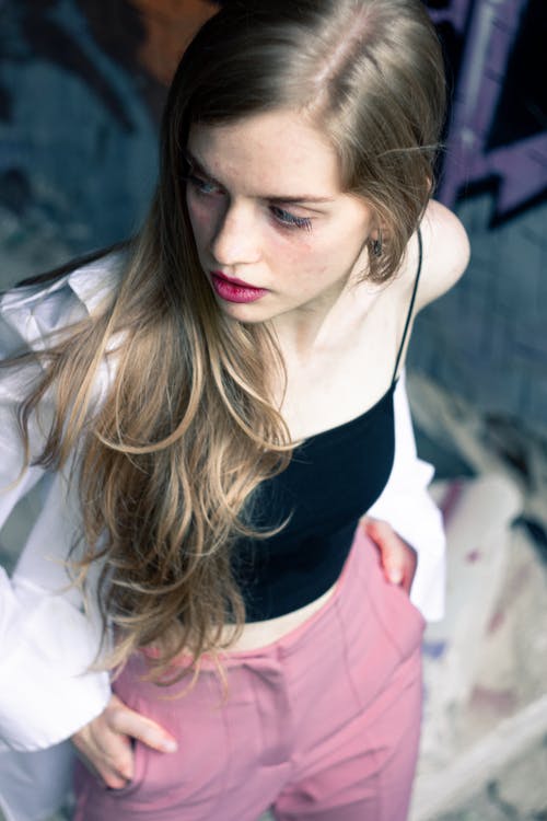 有关中空装, 双手插在口袋里, 垂直拍摄的免费素材图片