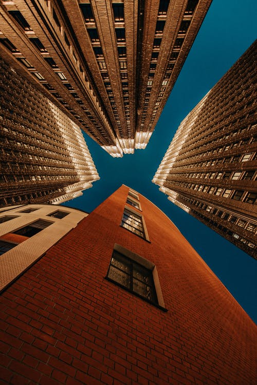 蠕虫的棕色混凝土建筑的视线 · 免费素材图片