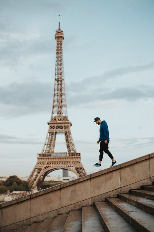 蓝色夹克和黑色的裤子，站在棕色的混凝土桥上的人 · 免费素材图片