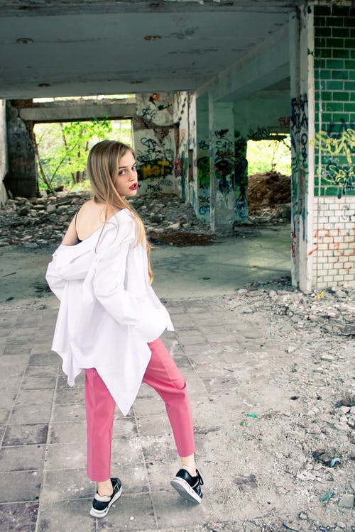 有关回头看, 垂直拍摄, 女人的免费素材图片