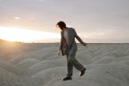 灰色西装站在灰色的沙滩上的男人 · 免费素材图片