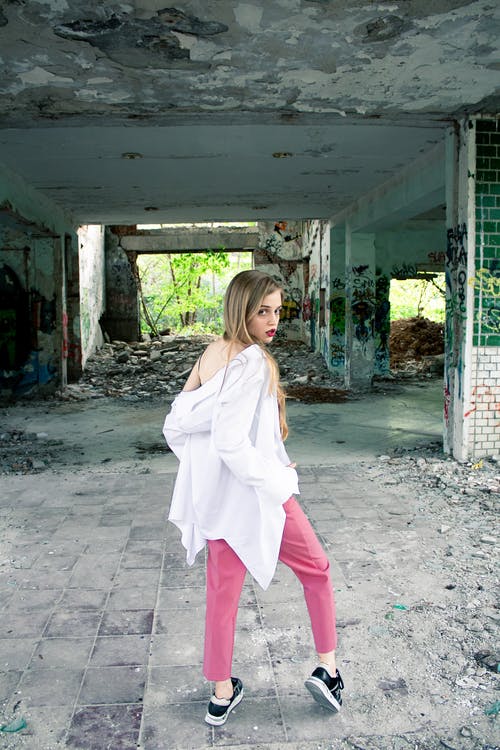 有关中空装, 回头看, 垂直拍摄的免费素材图片