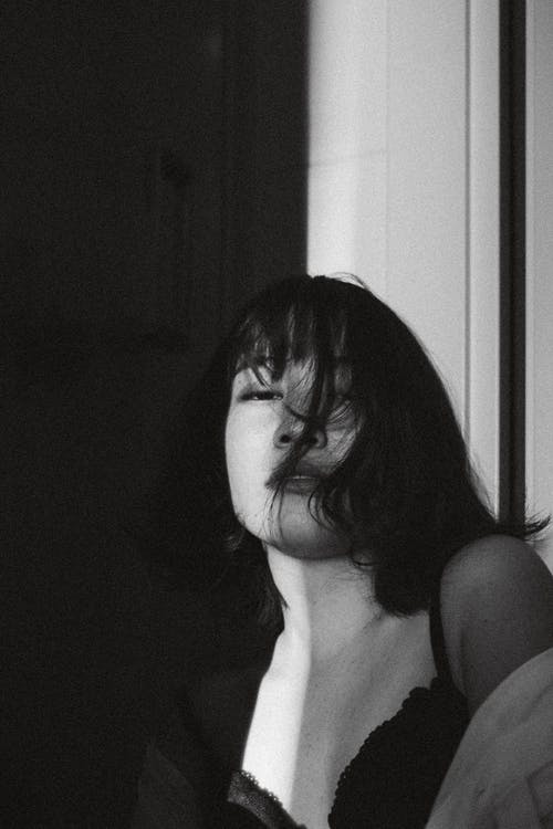 黑色胸罩的灰度摄影中的女人 · 免费素材图片