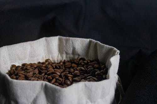 有关咖啡因, 新鲜, 烘好的咖啡豆的免费素材图片