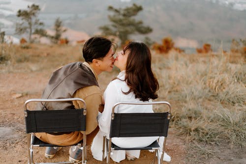 亚洲婚礼夫妇在自然的椅子上 · 免费素材图片