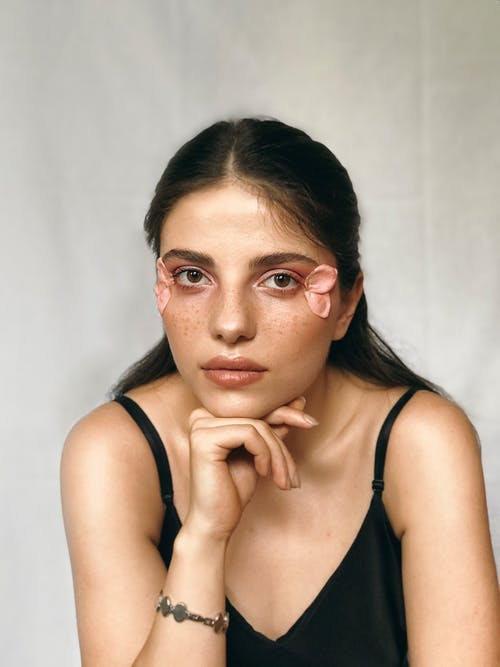 黑色背心的女人 · 免费素材图片