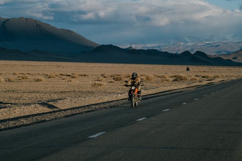 农村不可识别的骑自行车的人骑摩托车 · 免费素材图片