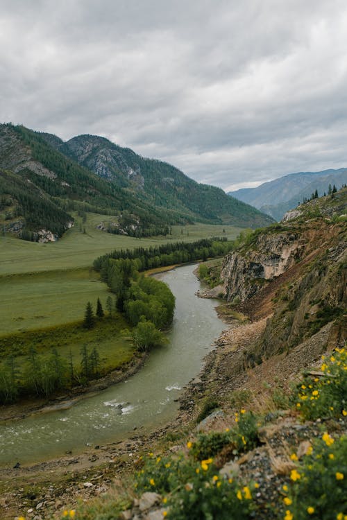 狭窄的河流流经山区山谷 · 免费素材图片