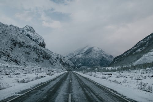 穿过白雪皑皑的山区地形的沥青路面 · 免费素材图片