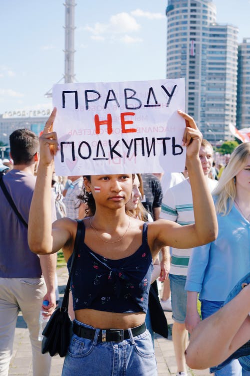 女抗议者举着牌子 · 免费素材图片