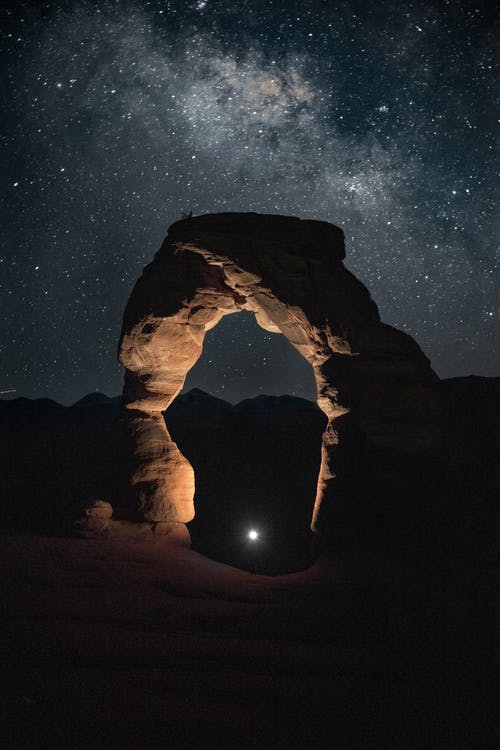 夜间的棕色岩石形成 · 免费素材图片