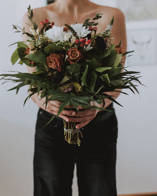 束鲜花的匿名女人 · 免费素材图片