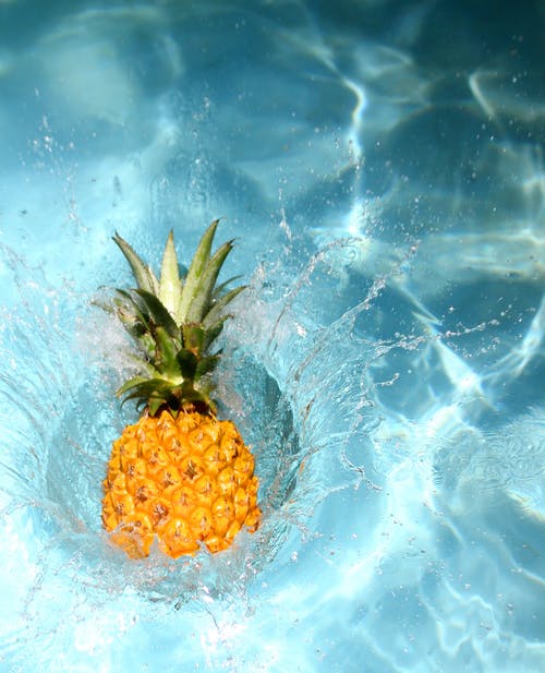 菠萝溅在水中 · 免费素材图片