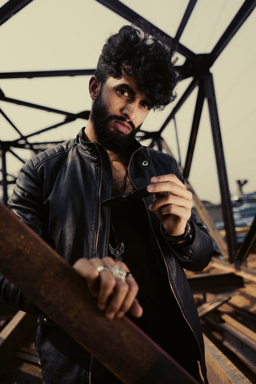 有关垂直拍摄, 墨镜, 年轻的免费素材图片