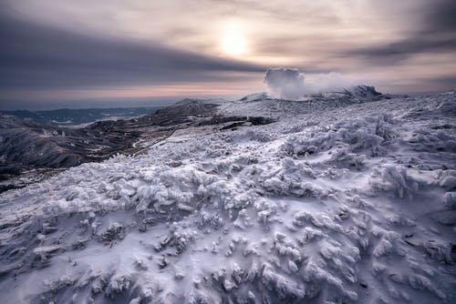多雪的岩石崎terrain地形 · 免费素材图片