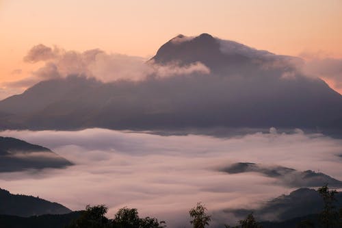 在日落时山谷的浓密云朵 · 免费素材图片