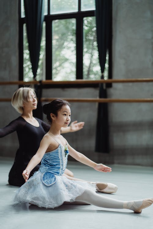 优美的民族女孩与芭蕾舞演员排练 · 免费素材图片