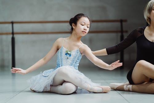 优美的民族芭蕾舞演员与老师学习舞蹈 · 免费素材图片