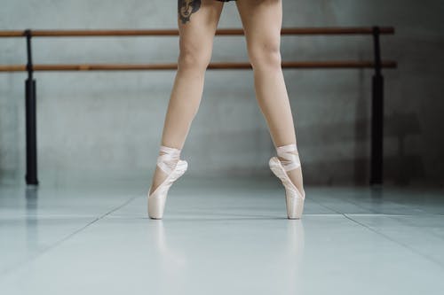 在工作室播种无法辨认的芭蕾舞女演员 · 免费素材图片