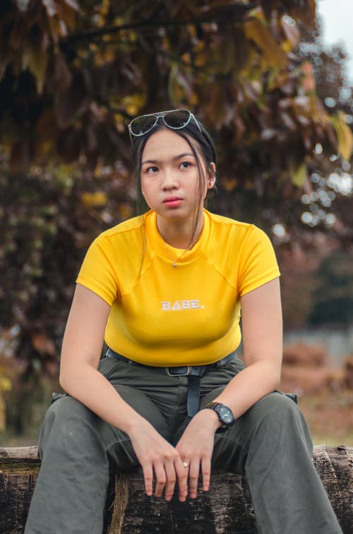 有关坐, 垂直拍摄, 女人的免费素材图片