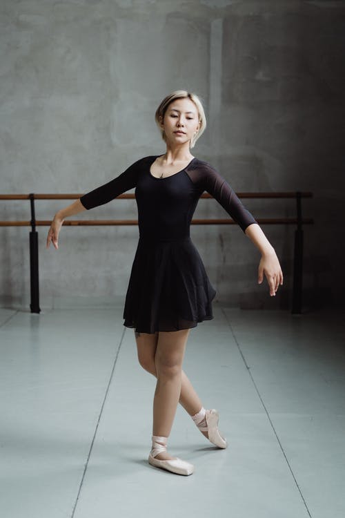 苗条的民族芭蕾舞演员优雅地站在芭蕾舞工作室 · 免费素材图片
