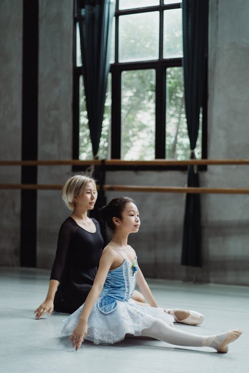 亚洲芭蕾舞女演员和女孩一起练习 · 免费素材图片