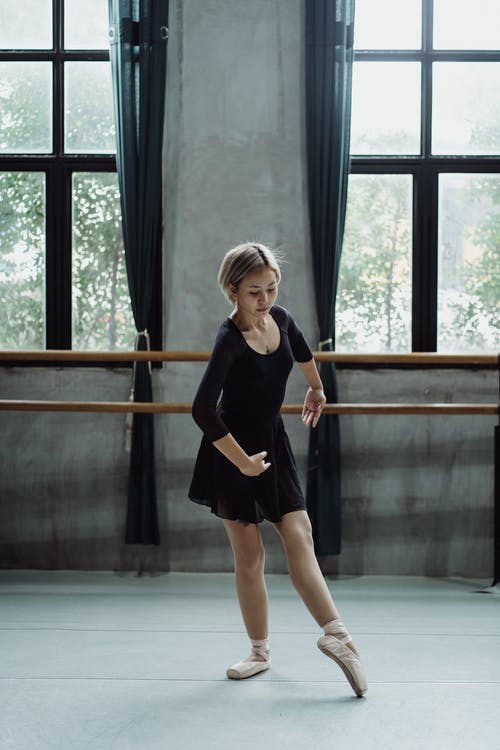 芭蕾舞女演员在紧身衣裤和裙子训练芭蕾舞 · 免费素材图片