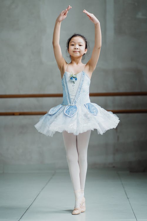 在工作室里微笑的民族女孩跳舞芭蕾舞 · 免费素材图片